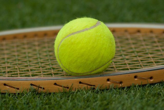 Anche con il tennis dobbiamo fare attenzione perché alleniamo un solo braccio, ma sappiate che ci fa perdere 660 calorie l'ora, anche se i benefici si vedono solo dopo l'ora e mezza di allenamento.