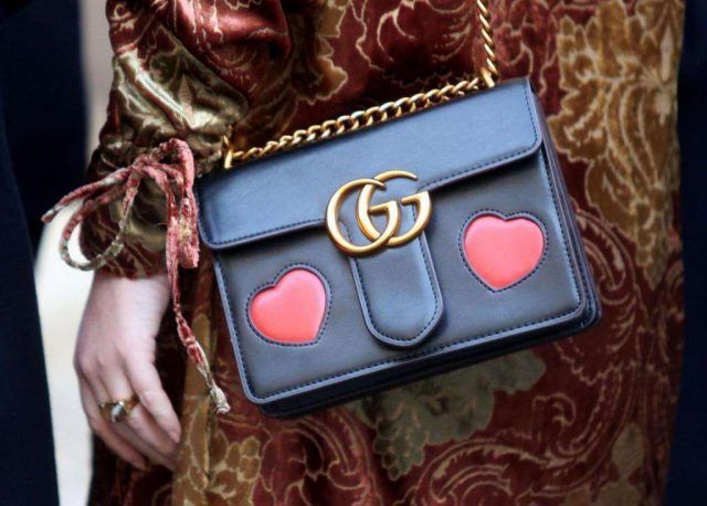 La tracollina elegante Gucci, nera di pelle con cuoricini è tra gli accessori street style più belli di questa MFW.