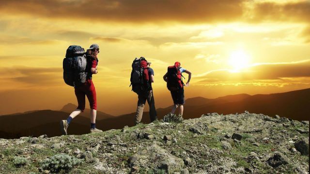 Il trekking non solo ci permette di ammirare panorami mozzafiato, ma per un'ora di attività ci fa perdere fino a 400 calorie. Va bene ancheuna passeggiata a ritmo sostenuto di 45 minuti.