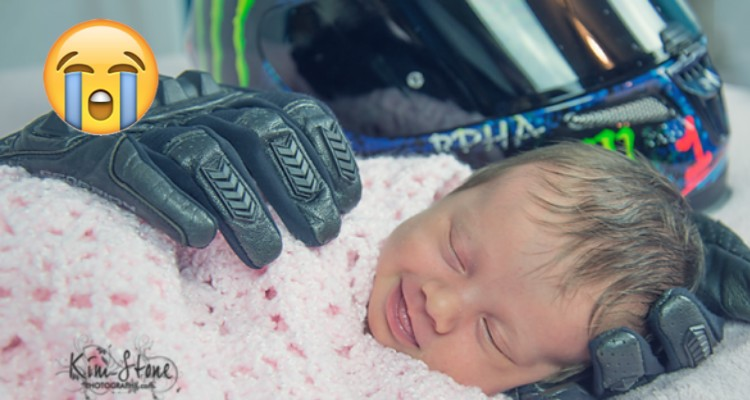 La neonata stretta tra i guanti del papà: la foto commuove il web