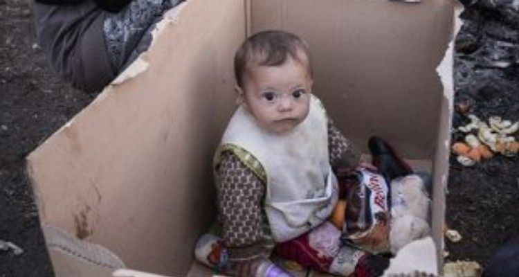 Con una valigia di cartone e un naso rosso regala un sorriso ai bambini di Aleppo!