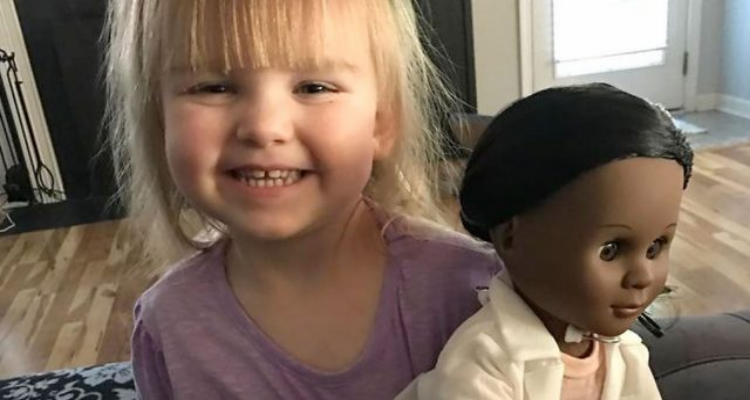 Bambina di 2 anni mette a tacere gli adulti sul razzismo