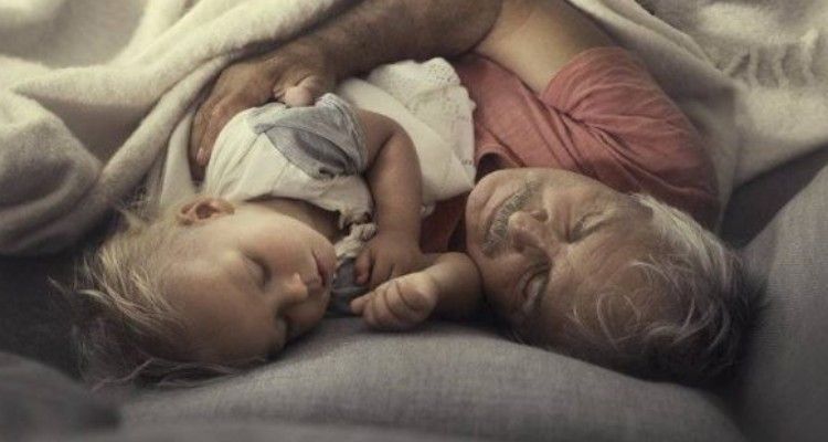 L’amore speciale e puro tra nonni e nipotini in 8 meravigliosi scatti