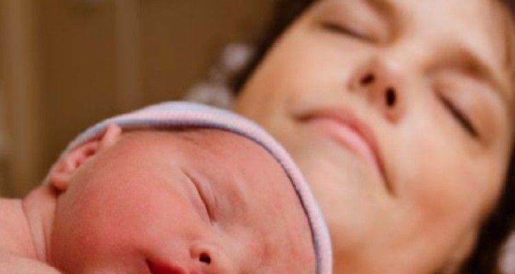 I neonati dormono meglio se a contatto con la mamma