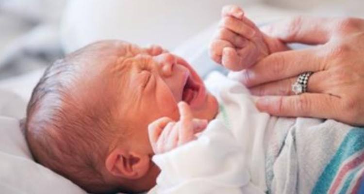 Le “spinte” del neonato, cause e possibili rimedi