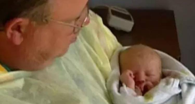 Trova una neonata in un cassonetto, 20 anni dopo succede qualcosa di incredibile…