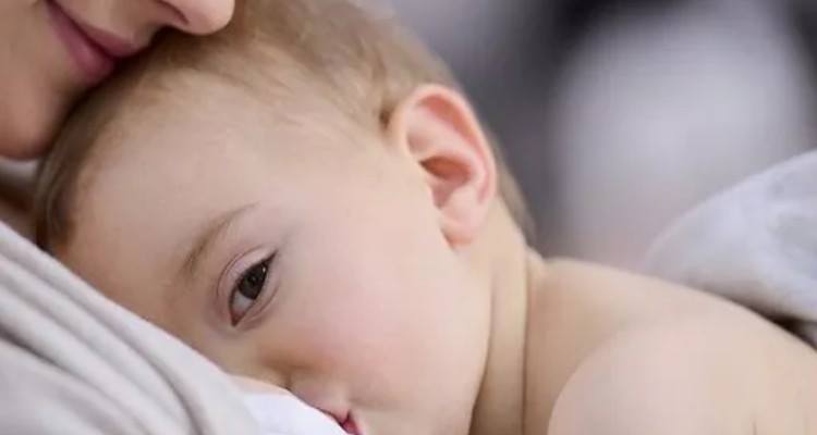 Scoperta sensazionale, il latte materno può sconfiggere 40 tipi di cancro