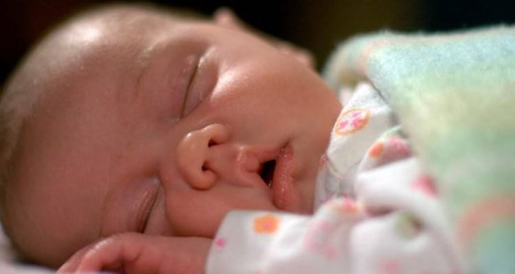 La vera ragione del perché i neonati non dovrebbero dormire a pancia in giù