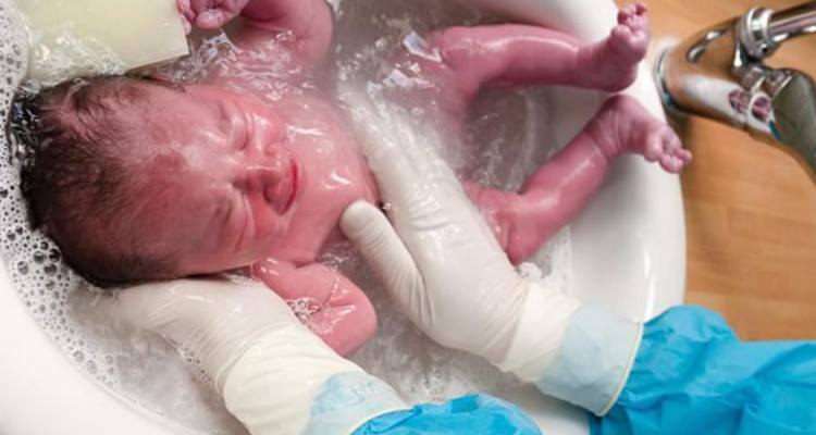 Fare il bagnetto al neonato. Con quale frequenza?