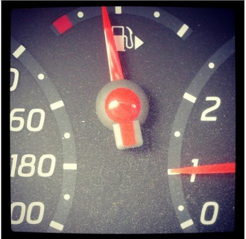 L'indicatore per sapere dove si trova il serbatoio della benzina