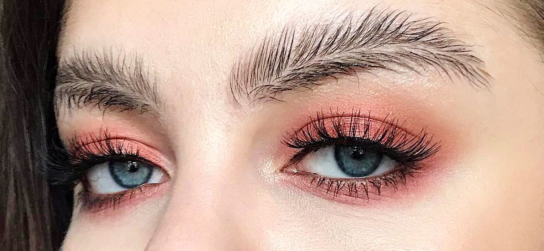 Le sopracciglia a piuma sono la nuova tendenza beauty