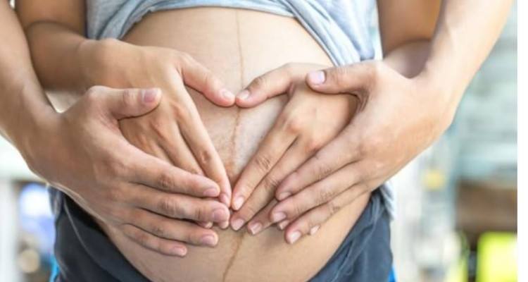 Perché in gravidanza compare una linea scura sulla pancia? Cos’è realmente?