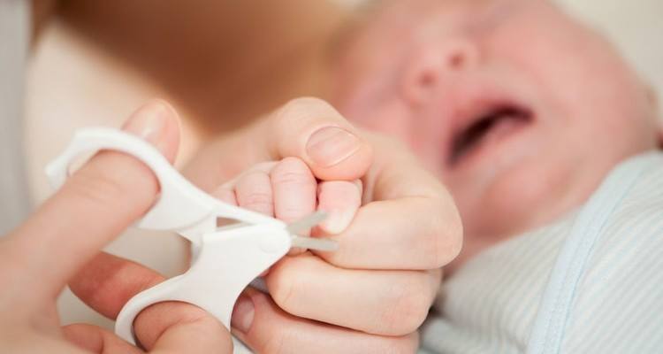 Come e quando tagliare le unghie del neonato