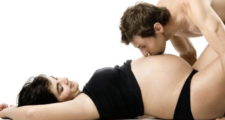 Le 5 cose che lui non ti dice ma che pensa quando fate l’amore in gravidanza