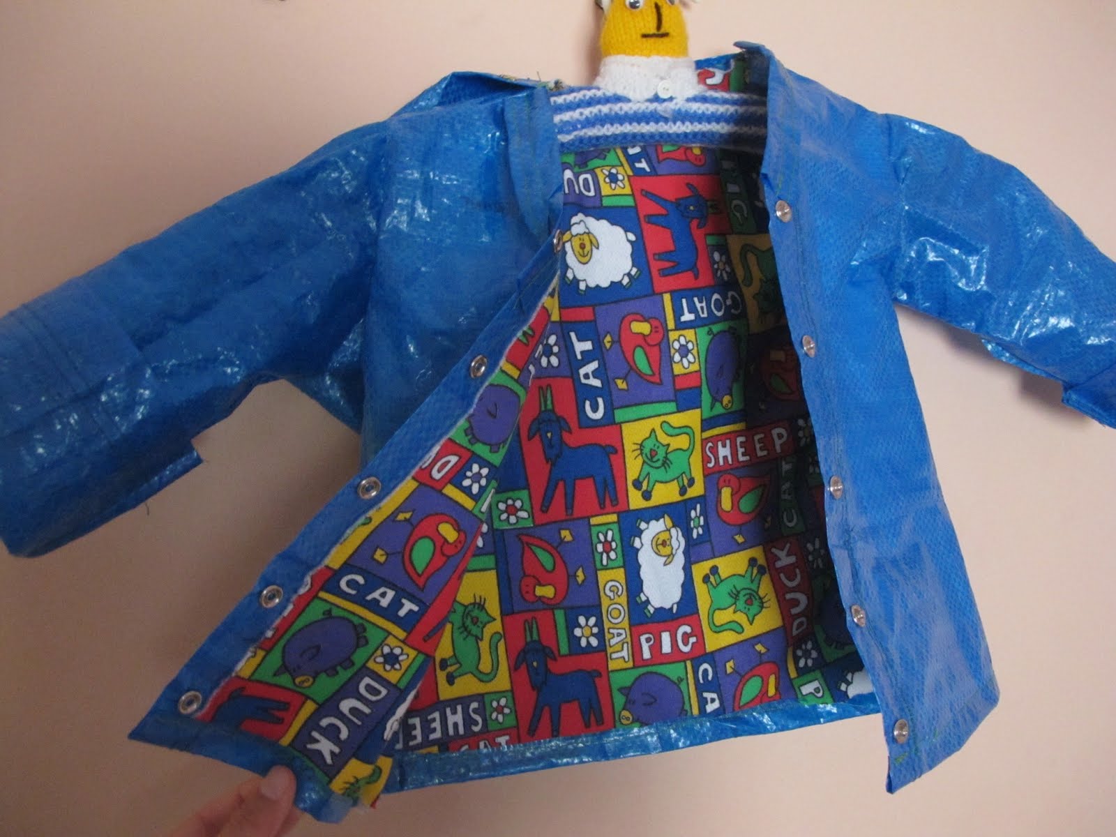 La nuova moda su Instagram è farsi gli abiti con la borsa blu di Ikea
