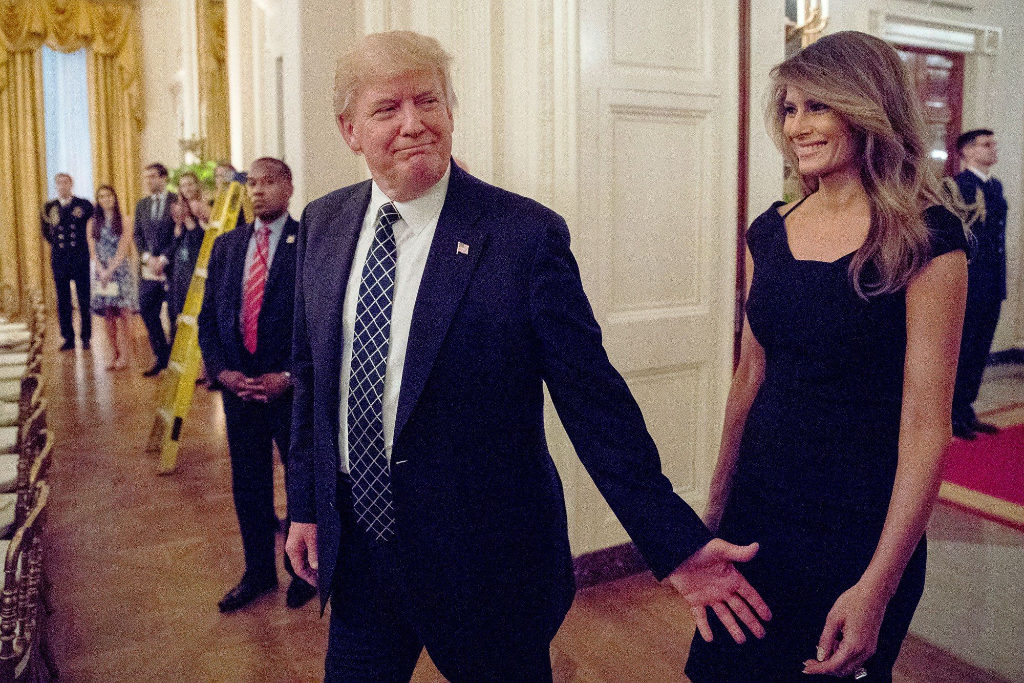 Perché Melania rifiuta la mano di Donald Trump?