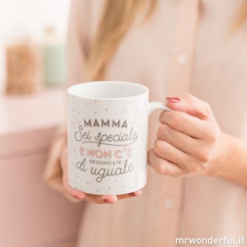 . Mamma, sei unica e speciale. E hai sempre reso tutto spettacolare! Questa tazza è per te, per ricordarti ogni mattina, quando ti alzi prima di quanto vorresti, che, anche se non te lo dico tutti i giorni, non c’è al mondo una mamma migliore di te.