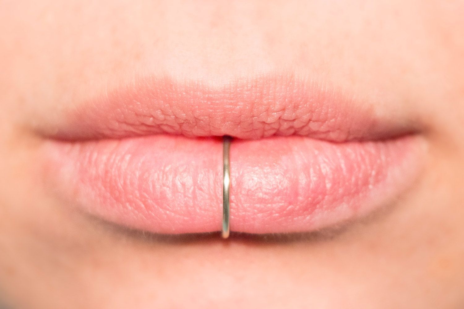 Il (finto) piercing alle labbra è tornato di moda