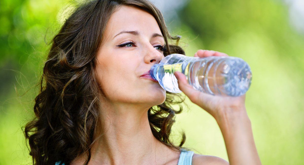 Ecco perché non dovremmo mai lasciare le bottiglie di acqua in auto