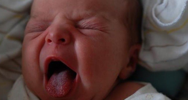Pulire la lingua del neonato? Ecco come fare