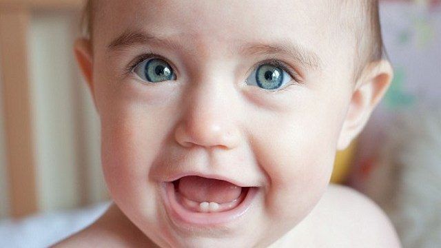 bambino con occhi azzurri