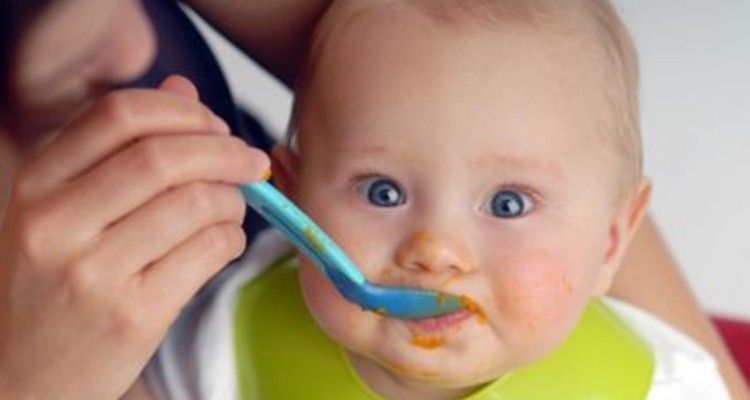 5 alimenti da non dare assolutamente a un neonato o a un bambino piccolo