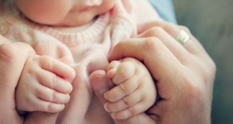 MAI baciare le mani dei neonati. Perché è pericoloso?
