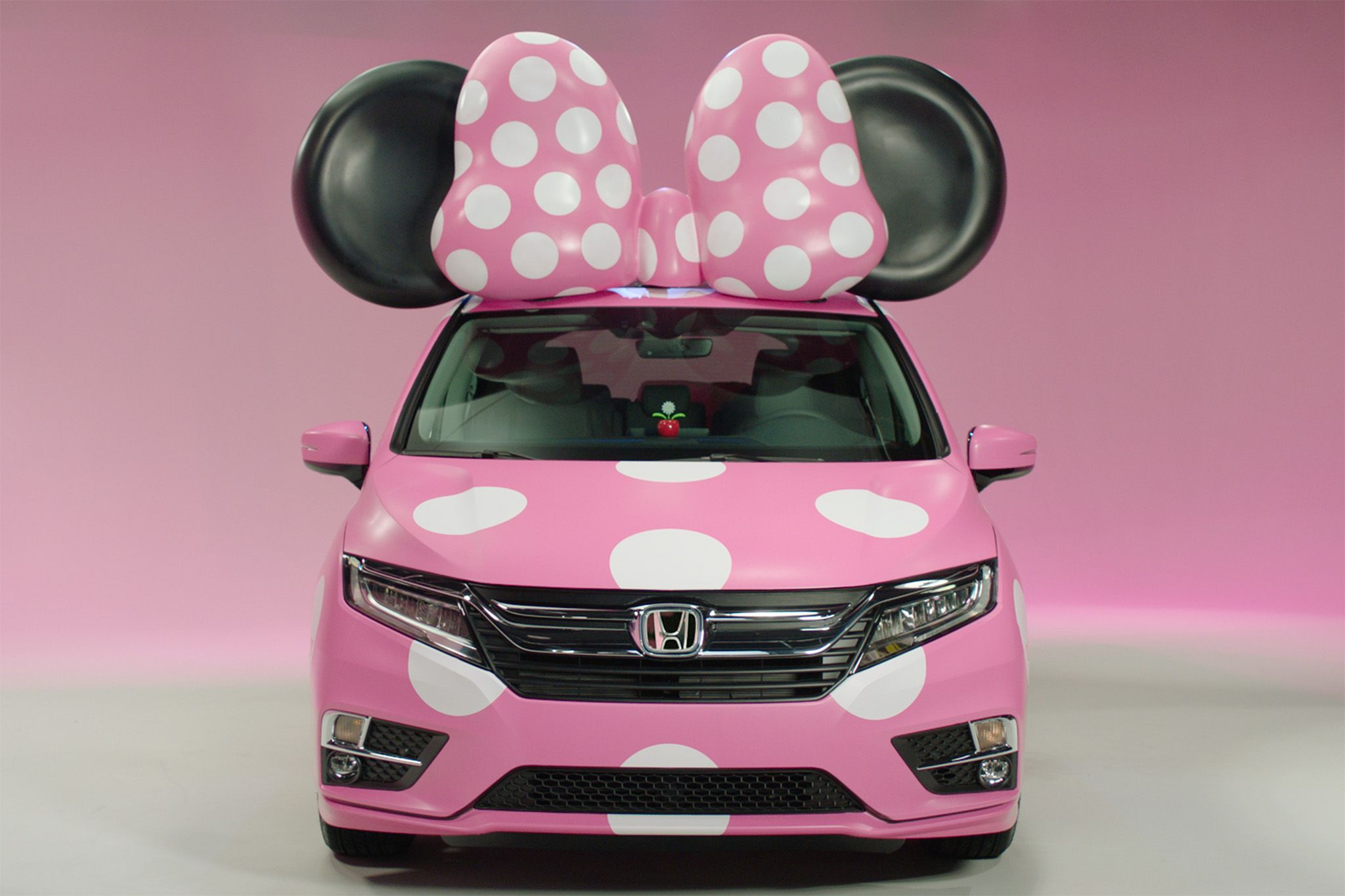 Sulle strade arriva la macchina di Minnie… a pois rosa!