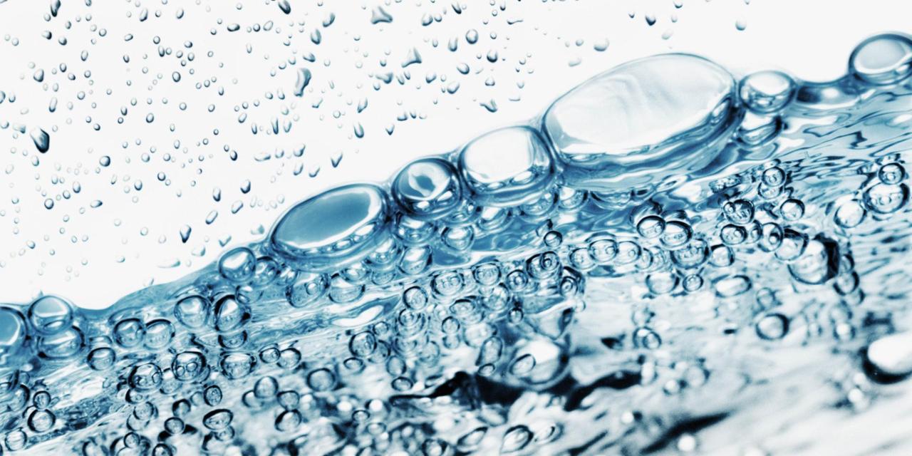 Bere acqua frizzante fa bene o fa male?