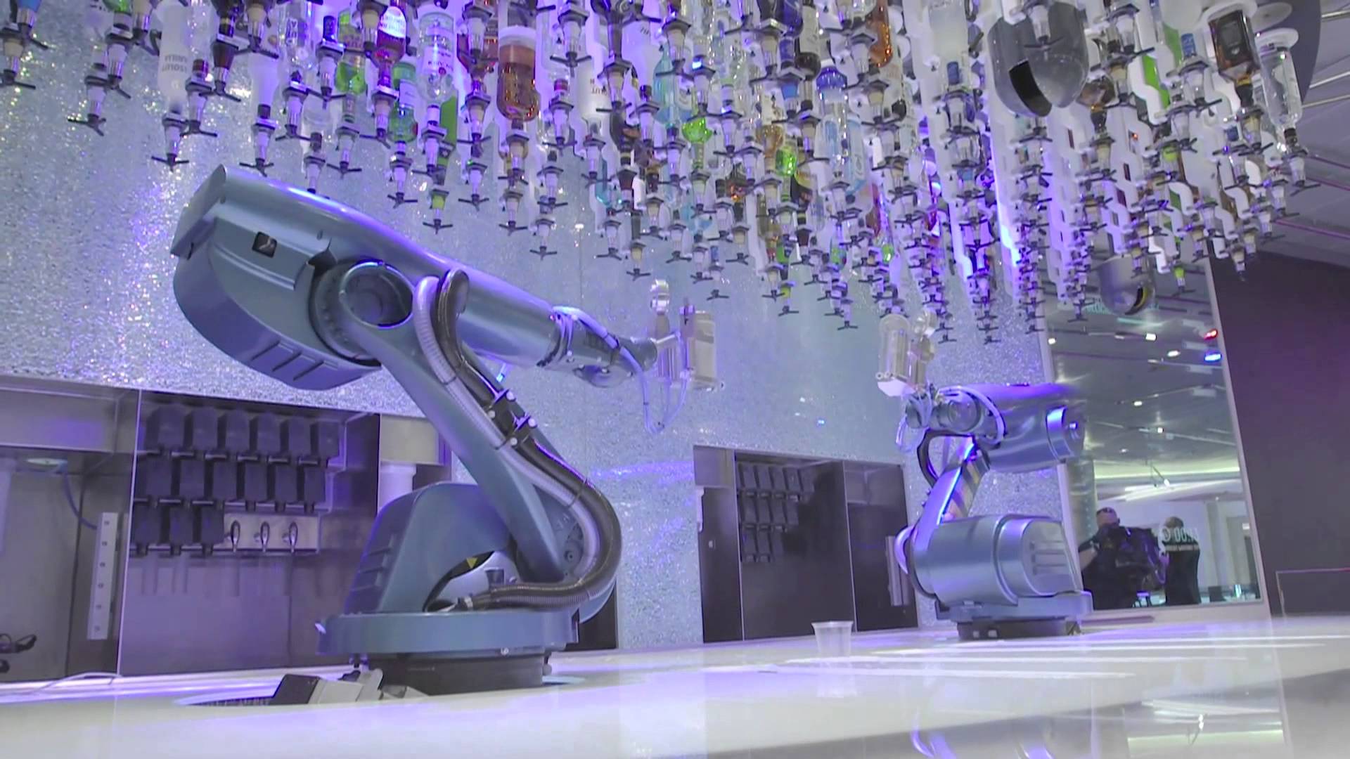 A Torino il primo bar dove i drink li servono i robot!
