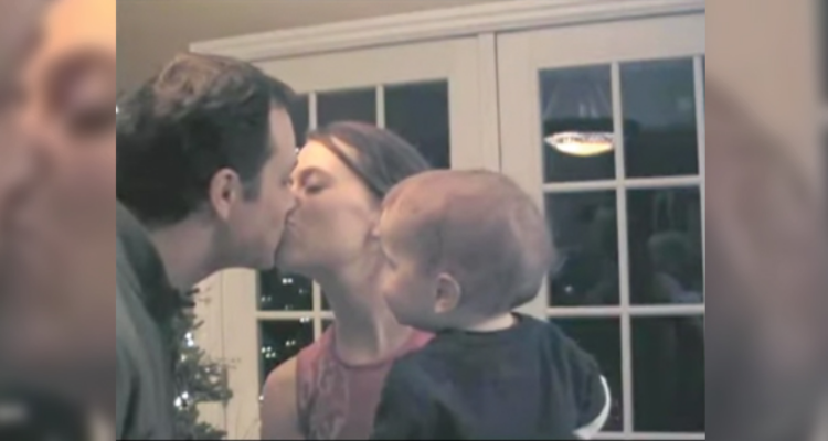 Дяденька тетенька целуются. Дядя целует. Поцелуй папы и сына маму. Поцелуй папу +18. Как мама и папа целуются.