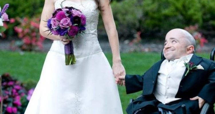 Condivide le foto del suo matrimonio ma la gente non ci crede, quella non può essere sua moglie