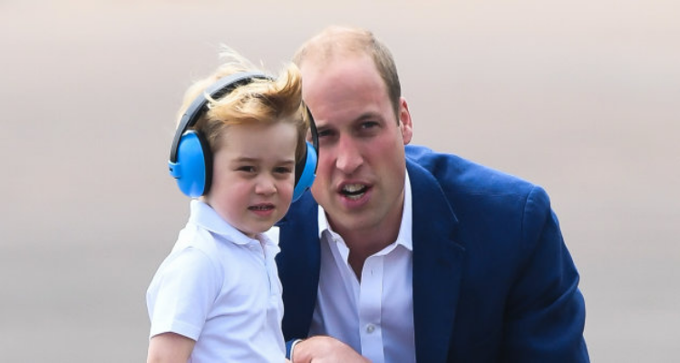 Il principe William si inginocchia sempre per parlare con suo figlio George. Gli psicologi spiegano il motivo