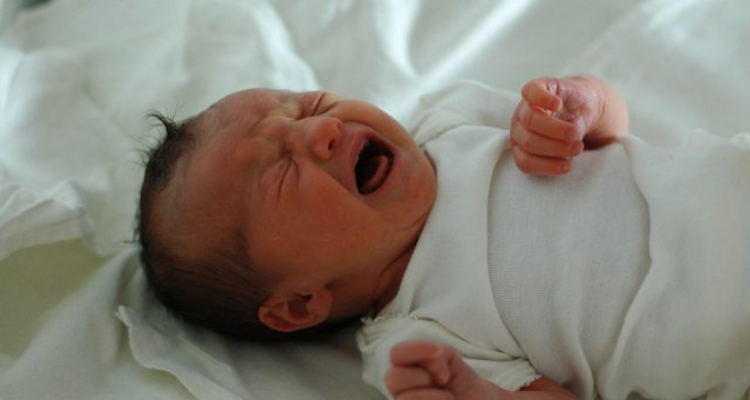Perché il mio bambino si sveglia ogni volta che lo metto giù?