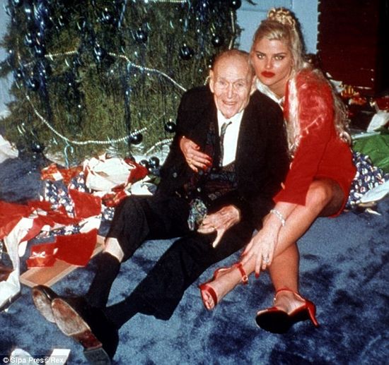 La figlia di Anna Nicole Smith si mostra in pubblico la somiglianza è