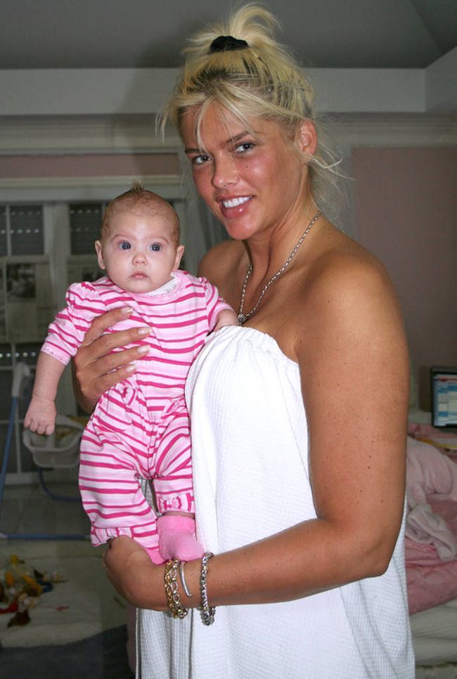 La figlia di Anna Nicole Smith si mostra in pubblico la somiglianza è