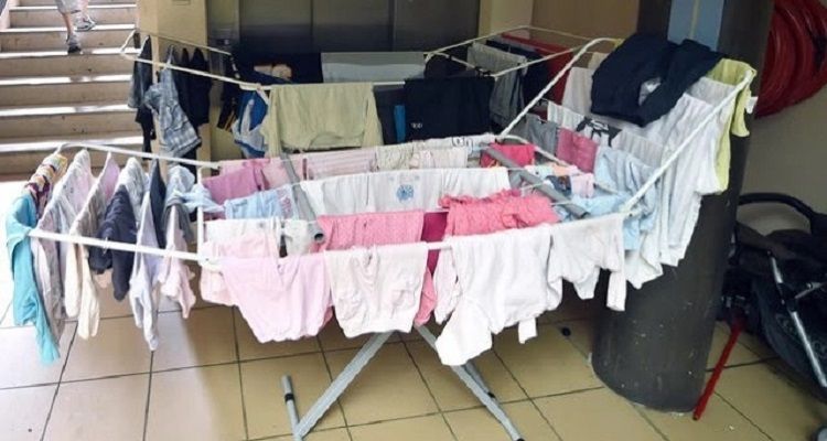 Perché non dovremmo mai stendere i panni bagnati in casa
