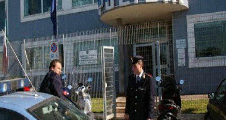 Roma senza parole: spara al gatto del figlio, il bambino si mette in mezzo per difendere il suo amato micio e ci riceve anche lui.