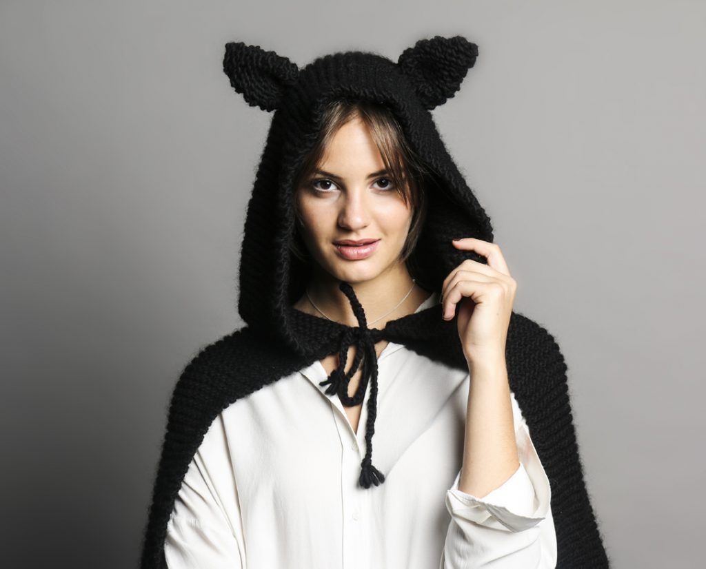 La mantella con orecchie da gatto è il vestito più chic per Halloween 2017