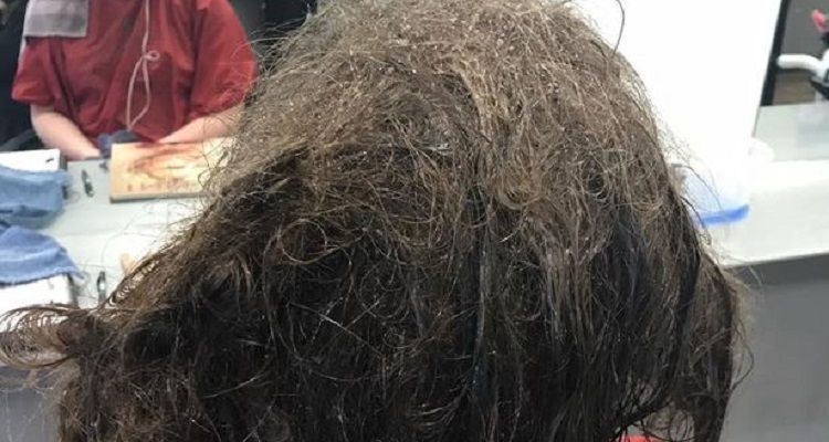 Parrucchiera si rifiuta di rasare i capelli di una ragazzina depressa: ecco cosa ha fatto invece