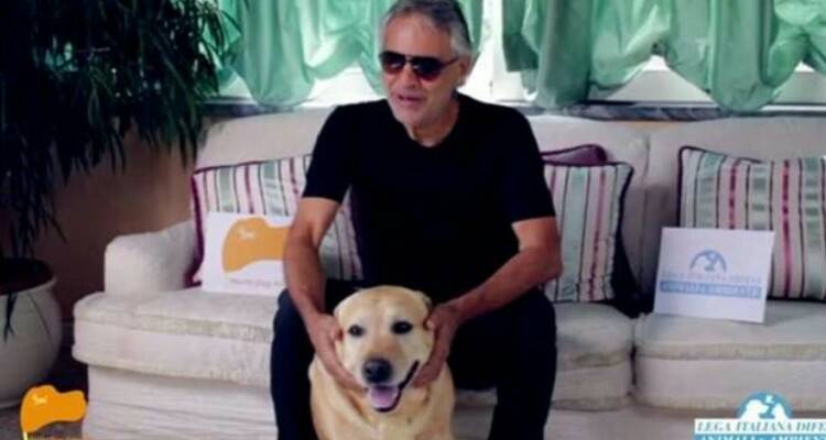 Bocelli stringe il suo amato cane  e dice che