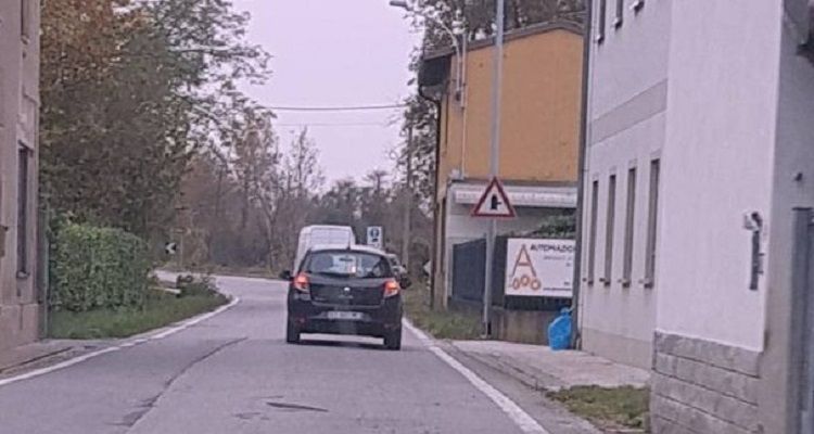 Abbandona il cane e scappa. E caccia al colpevole