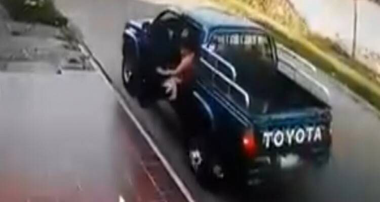 VIDEO- Apre lo sportello e lo getta dall’auto in corsa, poi ci ripensa, rallenta, forse si è pentito, ah no..