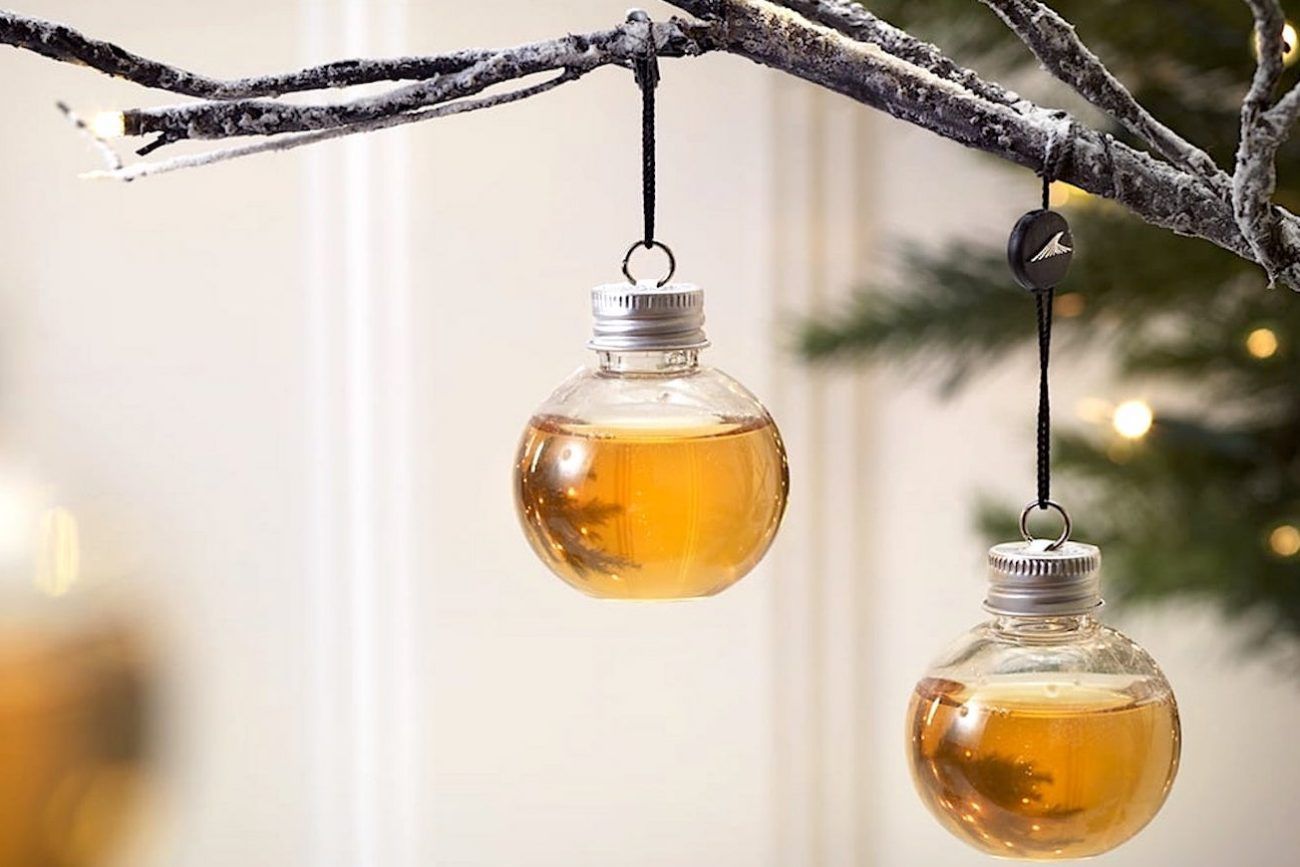 Decoriamo l’albero di Natale con le palline ripiene di whisky