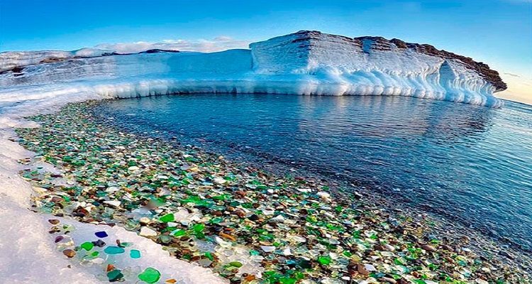 Russia, la spiaggia dove la natura ha modificato i rifiuti degli umani trasformandoli in splendore