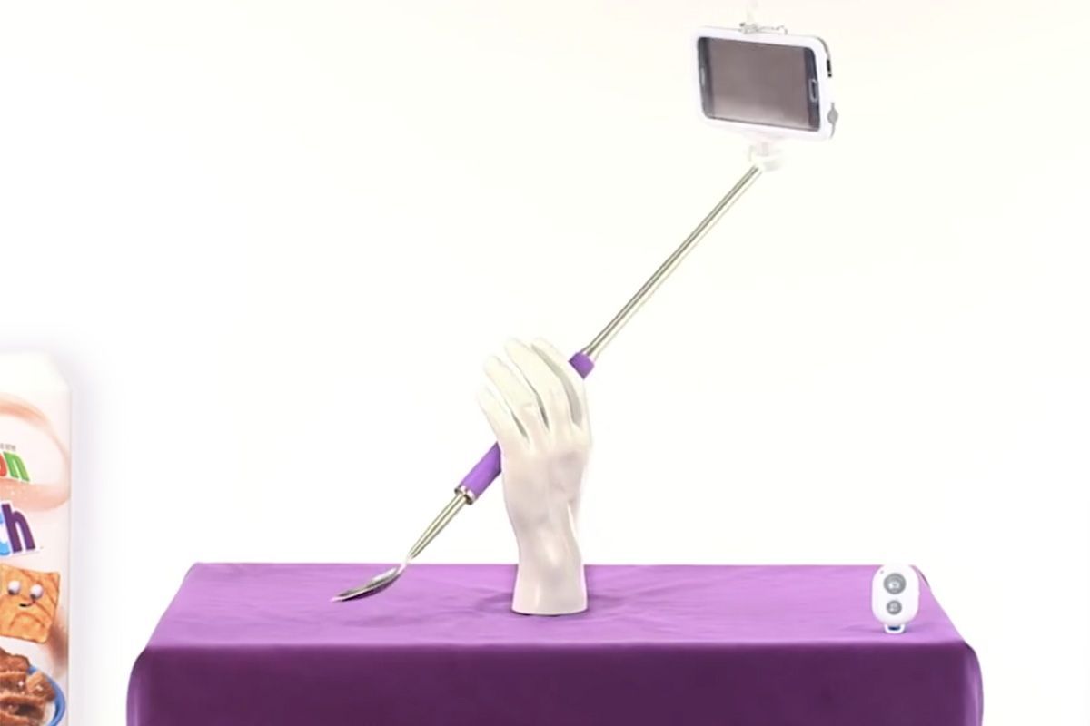 Ecco il bastone da selfie con cucchiaio incorporato