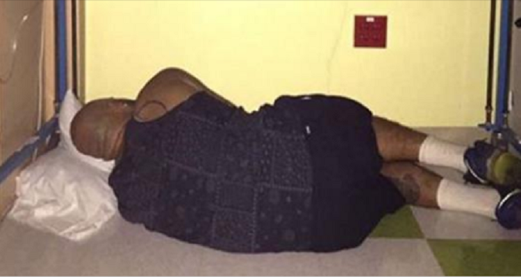 Una donna trova suo marito dormendo a terra e scoppia a piangere