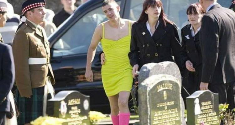 “Scandaloso, ma come ti sei permesso?”. Si presenta al funerale con vestito da donna giallo e calzettoni fucsia. Ma il suo gesto ha un perchè.