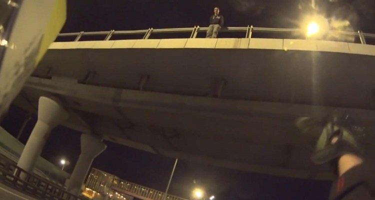 Eroe in motocicletta salva un giovane che stava per gettarsi da un ponte a Mosca