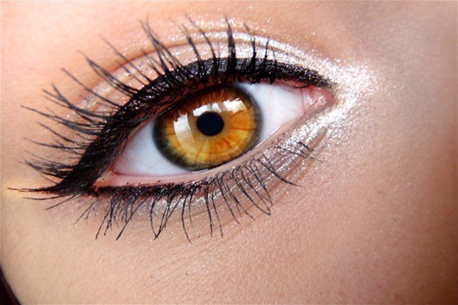 Come applicare l’eyeliner liquido: gli errori da evitare
